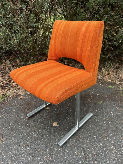 Een paar stoelen van Georges Frydman