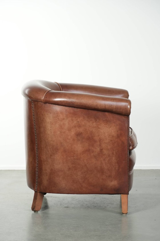 Image 1 of Rundleren clubfauteuil in een mooie donkere cognac kleur in Engelse stijl