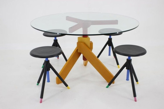Image 1 of Italiaanse postmoderne verstelbare eettafel met schroefpoten en vier krukken in de stijl van Vico Magistretti, jaren 70.