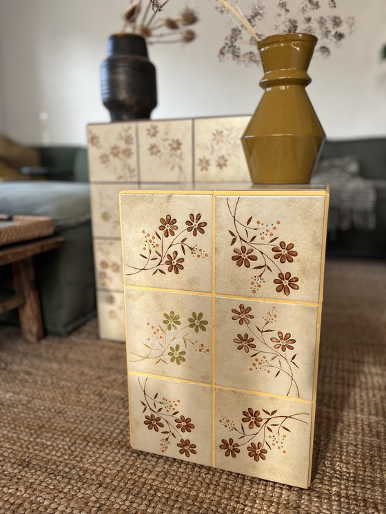 Image 1 of Carreaux anciens sur une petite table