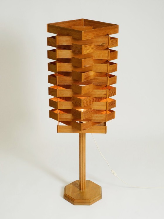 Image 1 of Grote, zeldzame vloer- of tafellamp uit de jaren 60 van grenenfineer — Scandinavische productie | Hoogte 120 cm