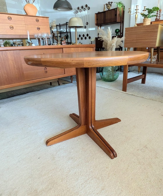 Image 1 of Vintage teakhouten Deense uitschuifbare ronde eettafel 