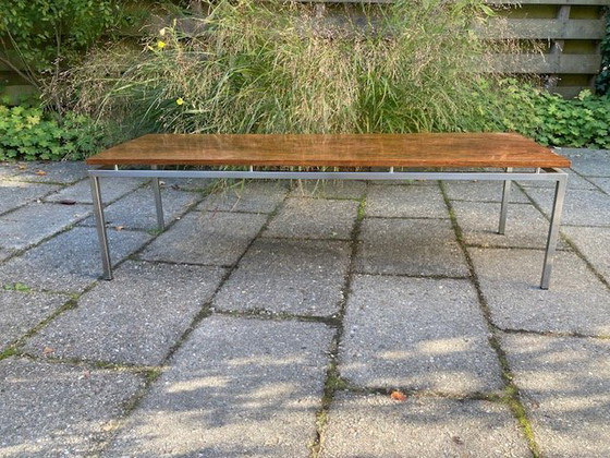 Image 1 of Longue table basse moderne Mid Century avec structure en acier chromé et plateau en teck