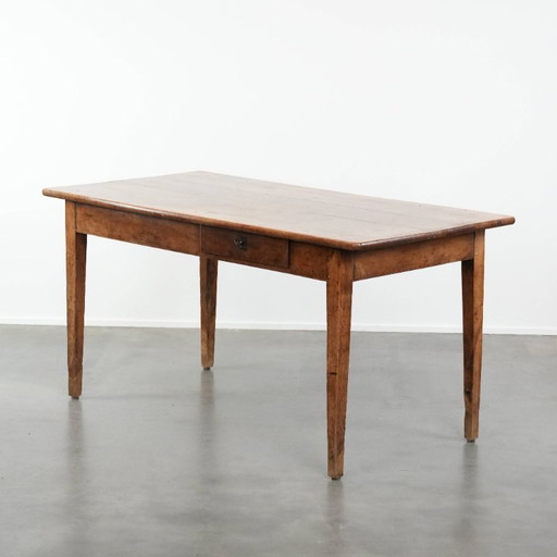 Franse eettafel van vruchtenbomenhout uit begin 19e eeuw met twee lades