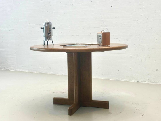 Round vintage dining table made of oak, 1970s – Wood (photo 3 of 14)