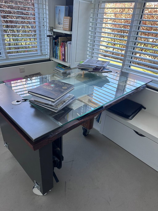 3 design maatmeubel bureau tafels die samen een geheel vormen met hardhouten schaaldelen als basis