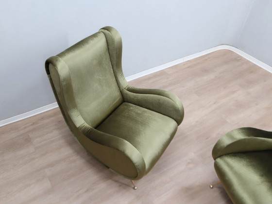 Image 1 of Par de sillones italianos de los años 50, estilo Senior Zanuso, tapizados en terciopelo verde.