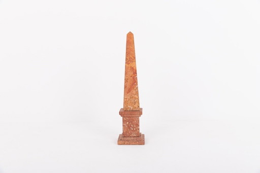 Obelisco de travertino de Piero Fornasetti