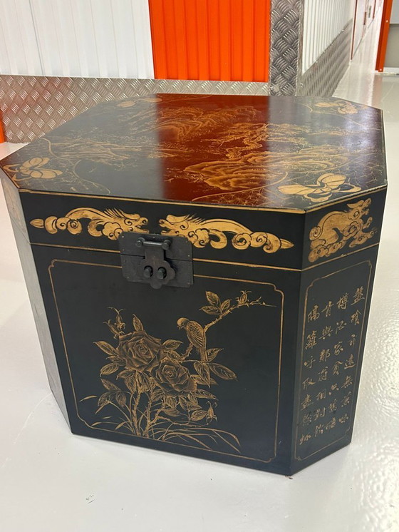 Image 1 of Zwei antike asiatische achteckige Lacktruhen mit goldfarbenen Abbildungen.