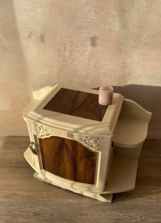 Image 1 of Mesita de noche Art Déco: profundo contraste entre la madera de nogal y la pintura color crema.