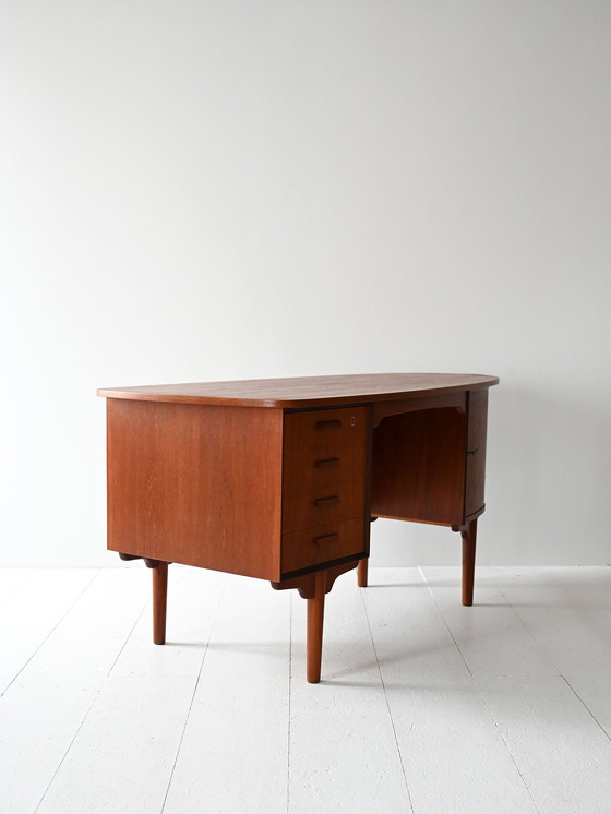 Image 1 of Bureau scandinave ovale en teck des années 1960