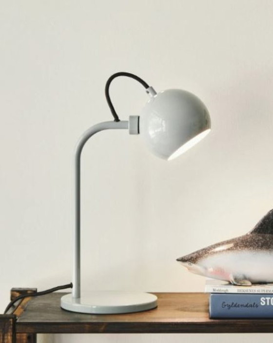 Image 1 of Frandsen Ball tafellamp – glanzend lichtgrijs