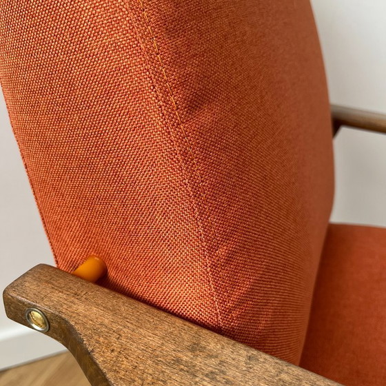 Image 1 of Vintage oranje Poolse fauteuil: loungestoel uit het midden van de 20e eeuw, gerestaureerd.