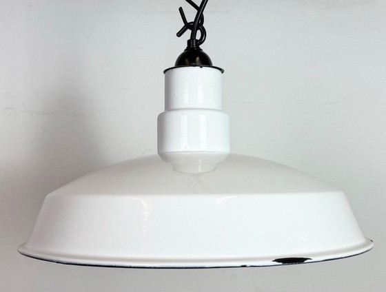 Image 1 of Industriële witte geëmailleerde fabriekshanglamp, jaren 60
