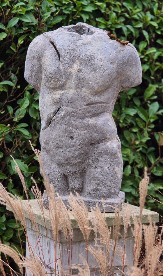 Escultura de hormigón • Torso figurativo • Textura natural • Metal oxidado – Iron (photo 6 of 8)