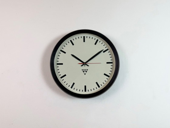 Image 1 of Industriële bakelieten wandklok van Pragotron, jaren 70.