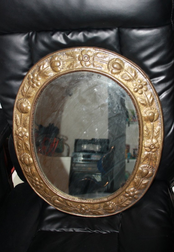 Image 1 of 🪞 Antieke ovale koperen spiegel – handgemaakt, zwaar en decoratief