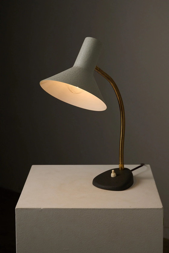 Mid-Century Adjustable Brass and Textured Lacquer Table Lamp, Aluminium, Cast Iron, Mid Century Modern (photo 4 of 10)