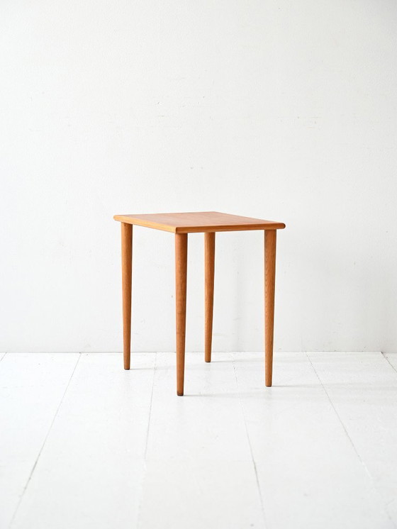 Image 1 of Pequeña mesa de centro escandinava de los años 50 con patas torneadas