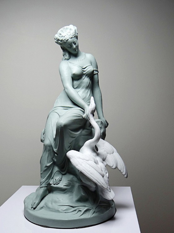 Image 1 of Biscotto bicolore di Letu & Mauger, Leda e il cigno, XIX secolo, celadon e bianco