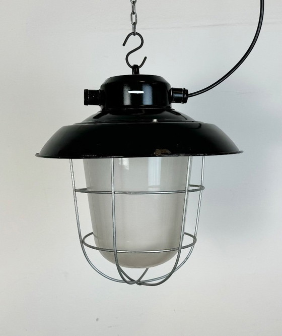 Image 1 of Industriële zwarte geëmailleerde fabriekshanglamp, jaren 60