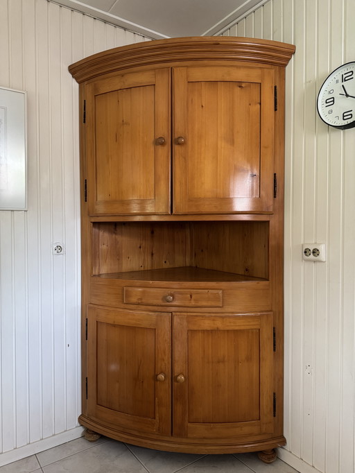 Degelijke grenen hoekkast 