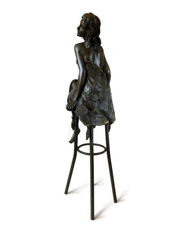 Image 1 of Statue en bronze Femme demi-nue sur tabouret