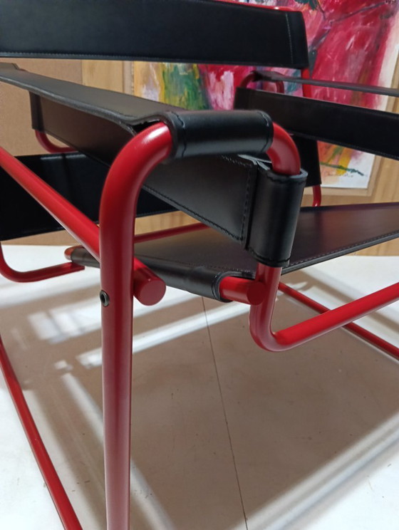 Image 1 of Bolso Knoll Wassily B3 rojo mate, nuevo-usado, en piel negra, de Marcel Breuer.