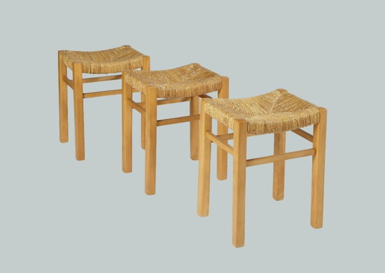 Image 1 of Suite van 3 vintage brutalistische krukjes in hout en stro, Pierre Gautier-Delaye voor Vergnères 1960