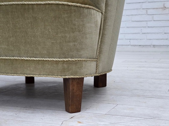 Image 1 of Dänischer Sessel aus den 1970er Jahren, originaler grüner Möbelveloursbezug, Eichenholz.