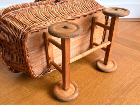 Image 1 of Poussette vintage rétro mignonne en rotin ancien, années 60/70