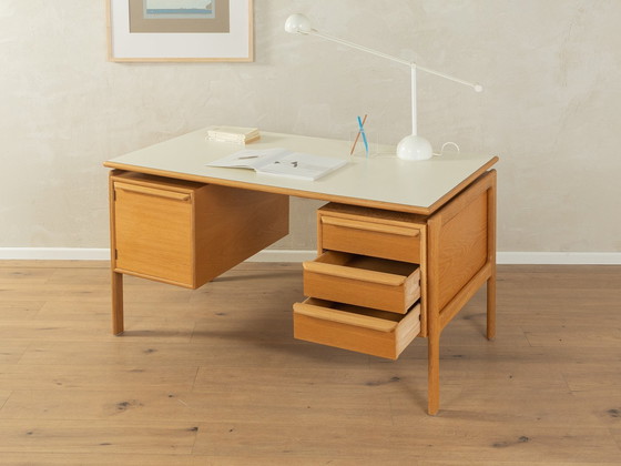 Image 1 of Bureau autoportant des années 60 par Arne Vodder
