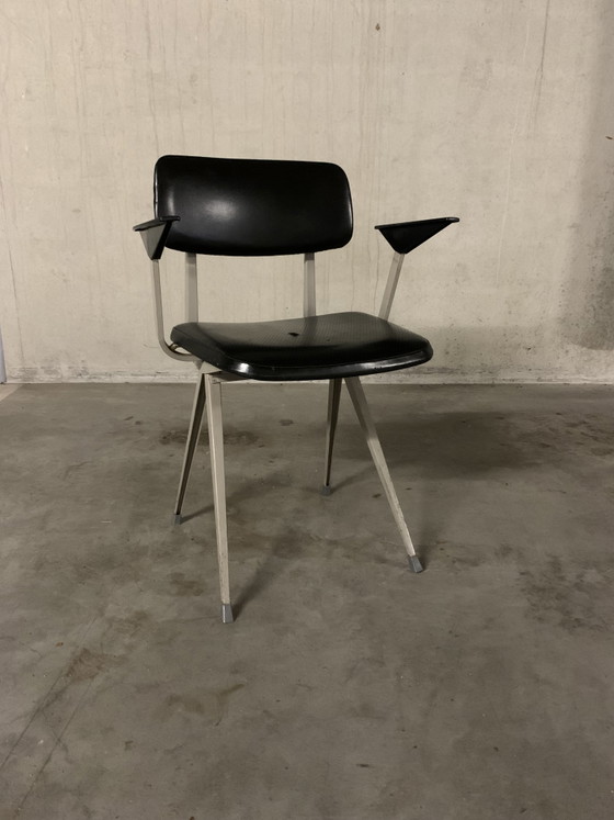 Chaise Original Result, un modèle conçu par Friso Kramer et Wim Rietveld en 1969 – Ahrend (photo 2 of 12)