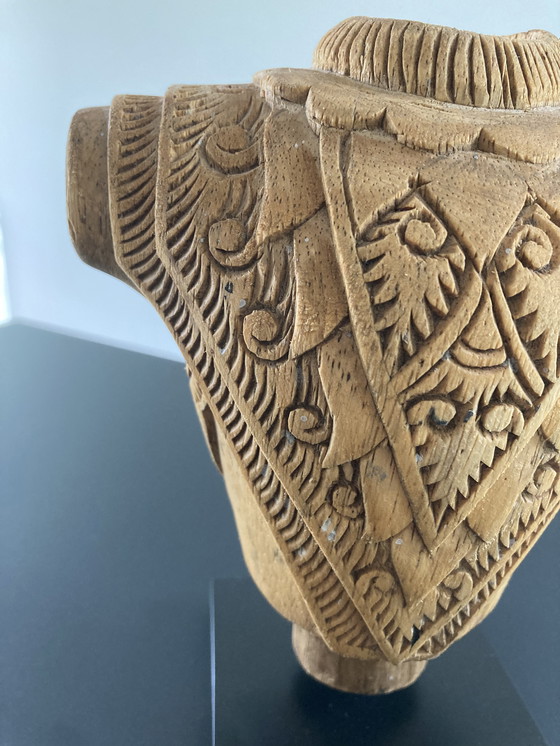 Image 1 of Statuetta in legno intagliato di corazza, altezza 17 cm