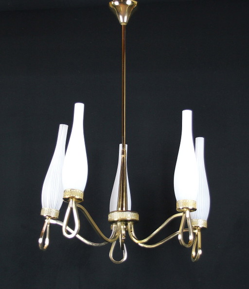 Lustre En Laiton Et Opaline Blanche Du Milieu Du Siècle Par Maison Arlus, Frankrijk