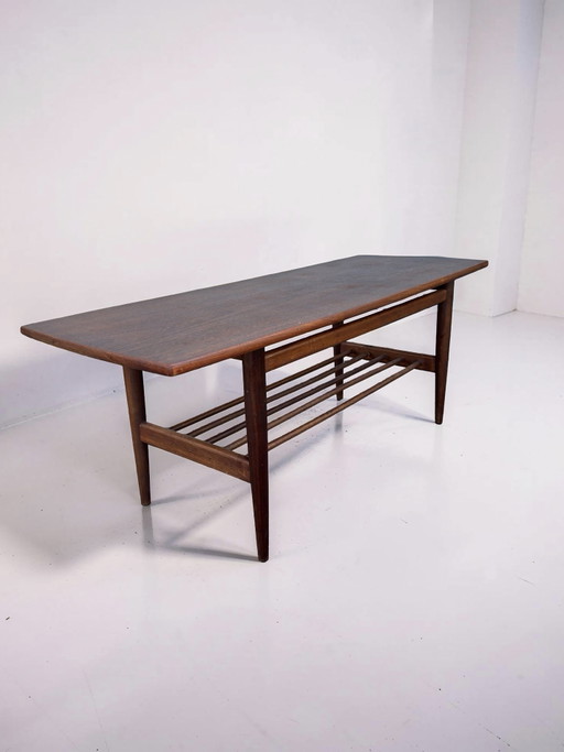 Vintage salontafel met lectuurrek