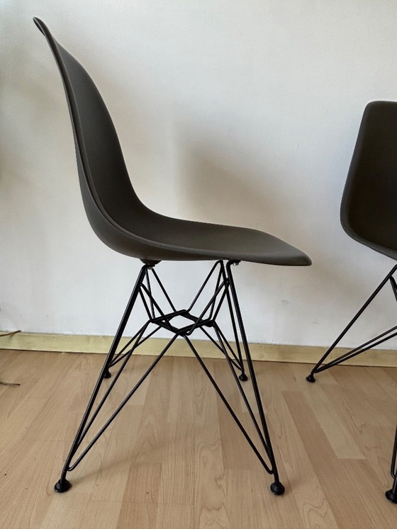 Image 1 of 2 chaises Eames en plastique DSR