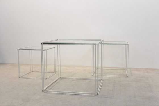 Tables gigognes Isocele graphiques de Max Sauze pour Atrow, Tables d'appoint, polished steel, Verre, Blanc (photo 3 sur 9)