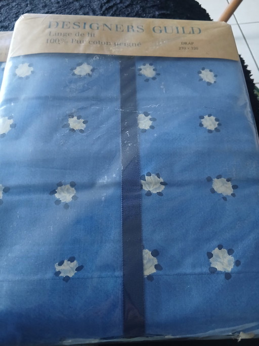 Sábana encimera de 270x320 y 2 fundas de almohada.