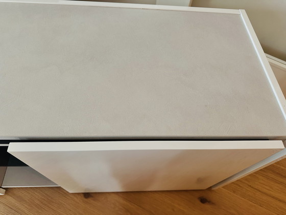 Image 1 of Mobile TV BESTÅ con ante, finitura lucida Selsviken