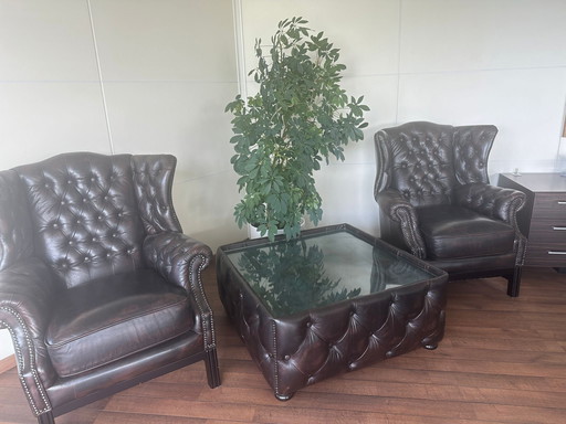 Set van 2 Chesterfield fauteuils, 2 poefs en 1 salontafel