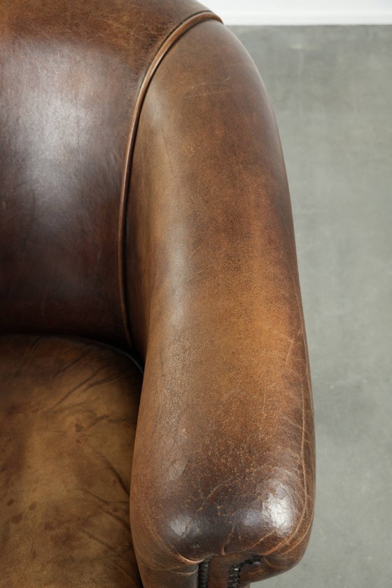 Image 1 of Stoere en begeerlijke vintage schapenleren clubfauteuil met een mooi patina en warme kleuren