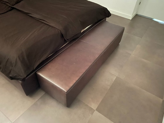 Image 1 of Combinaison sommier Wittmann en cuir marron Habana, comprenant tête de lit et coffre à couvertures.