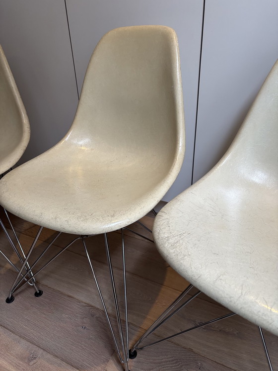 Image 1 of 4 sedie laterali vintage Eames Miller DSR in fibra di vetro – pergamena