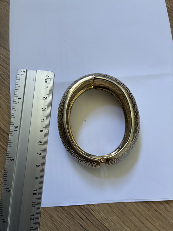 Image 1 of Pulsera de metal martillado con cierre a presión