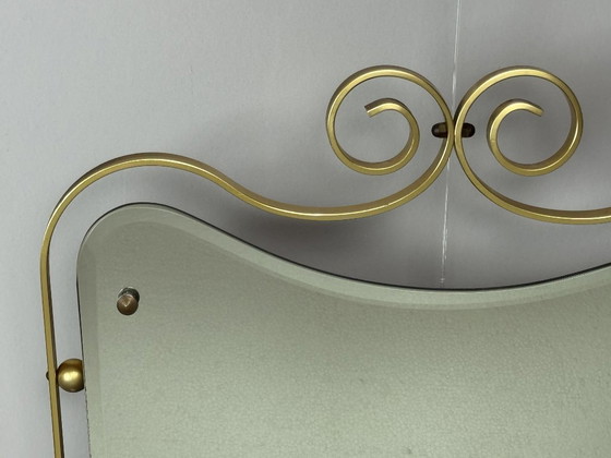 Image 1 of Grande specchio vintage con elegante cornice in ottone e vetro sfaccettato a forma libera, anni '60.