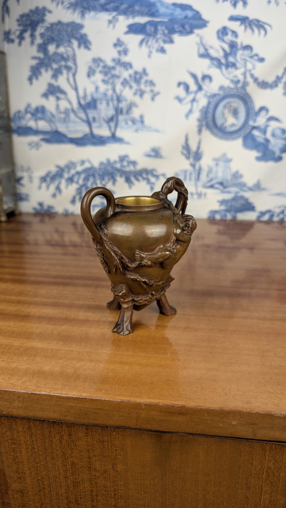 Image 1 of Piccolo vaso a treppiede firmato Barrias e Barbedienne in bronzo dorato Art Nouveau, fine XIX secolo