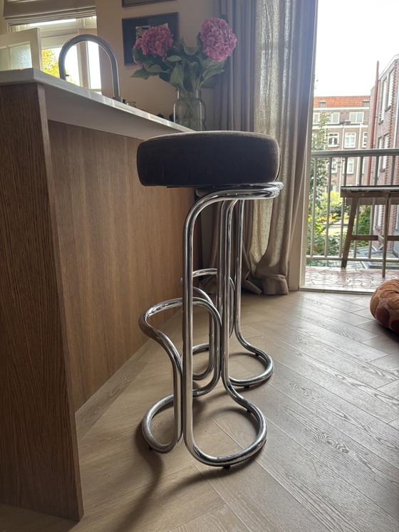 Set aus 2 verchromten Rohr-Barhockern von Sigmachairs, 1970er Jahre – sigma furniture, Chrome, Velvet (photo 3 of 5)