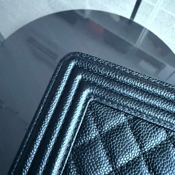 Image 1 of Chanel Boy Medium – Gestepptes, genarbtes Kalbsleder in Caviar-Optik, schwarze Ruthenium-silberne Beschläge, Serie 20