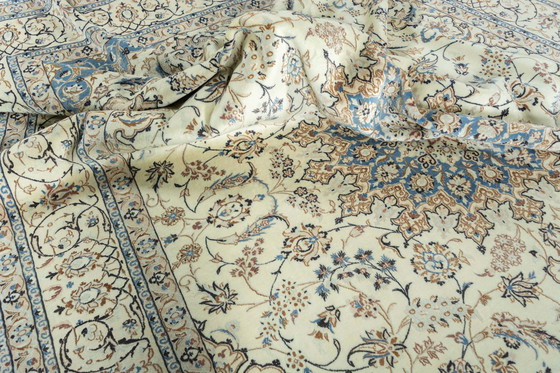 Image 1 of Alfombra persa anudada a mano Nain 9La - 418 x 300 cm - Con contenido de seda y fino diseño de medallones